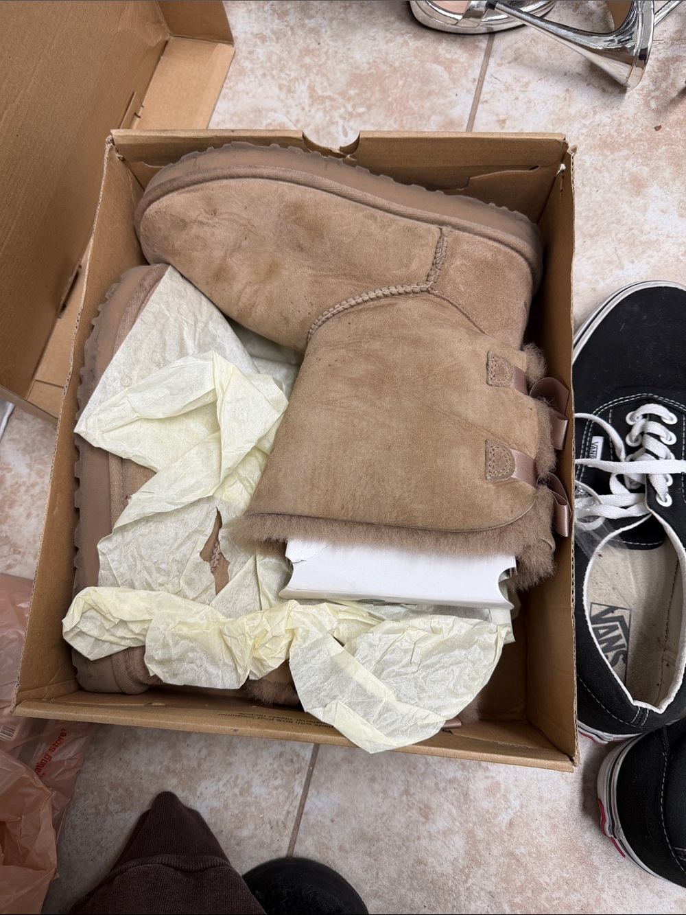UGG Men's Short Shearling Boots - Chestnut Brown